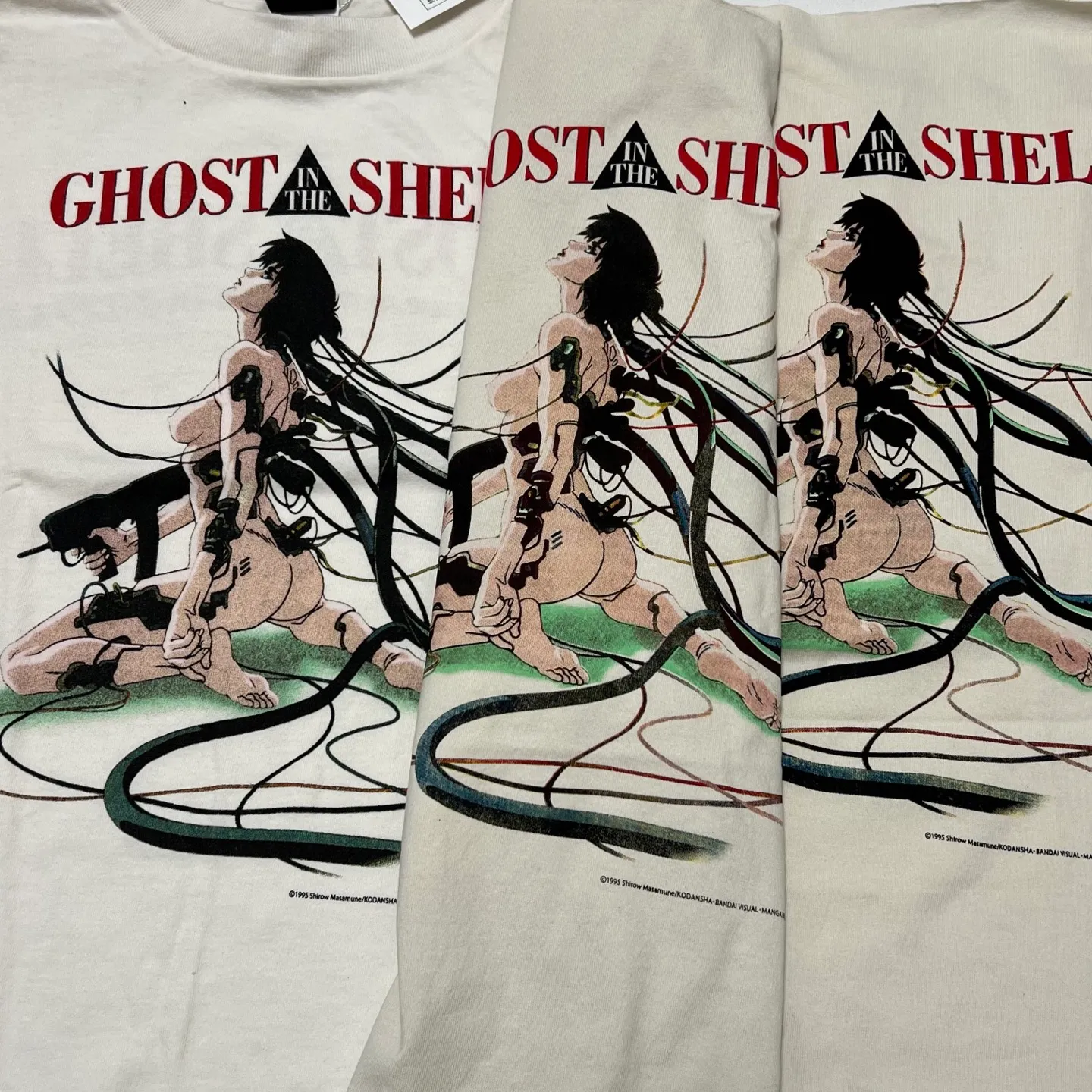 Printing is done multiple times and strives for perfection SAINT Mxxxxxx x GHOST IN THE SHELL ' GITS ' SS TEE/WHT Classic big IP Ghost in the Shell co-branded model Suzi charger/ Suzi character TEE off-white S-XL Cylindrical fabric without side seams 220g high weight OE yarn ⚠️Note: It is almost meaningless if it is not a cylindrical fabric Customized joint main mark/joint wash mark/little angel anti-counterfeiting label Original printing factory, top purchasing agent level